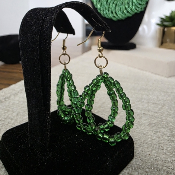Green Glass Seed Bead Collar Necklace and Earrings Set - Picture 10 of 12